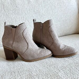 Alter’d State Women’s Textured Taupe Ankle Boots